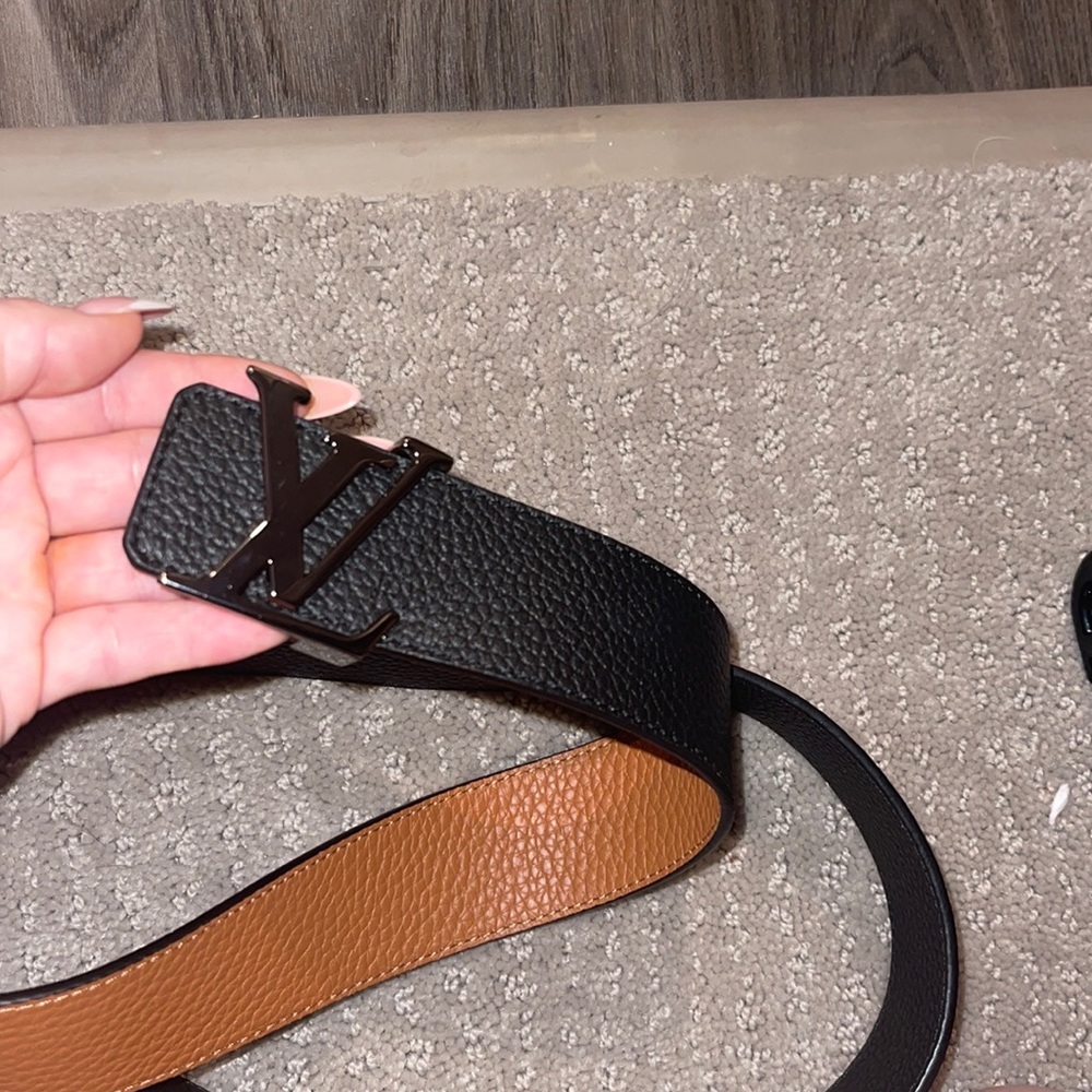 Like new Barely used men’s reversible brown and black Louis Vuitton belt